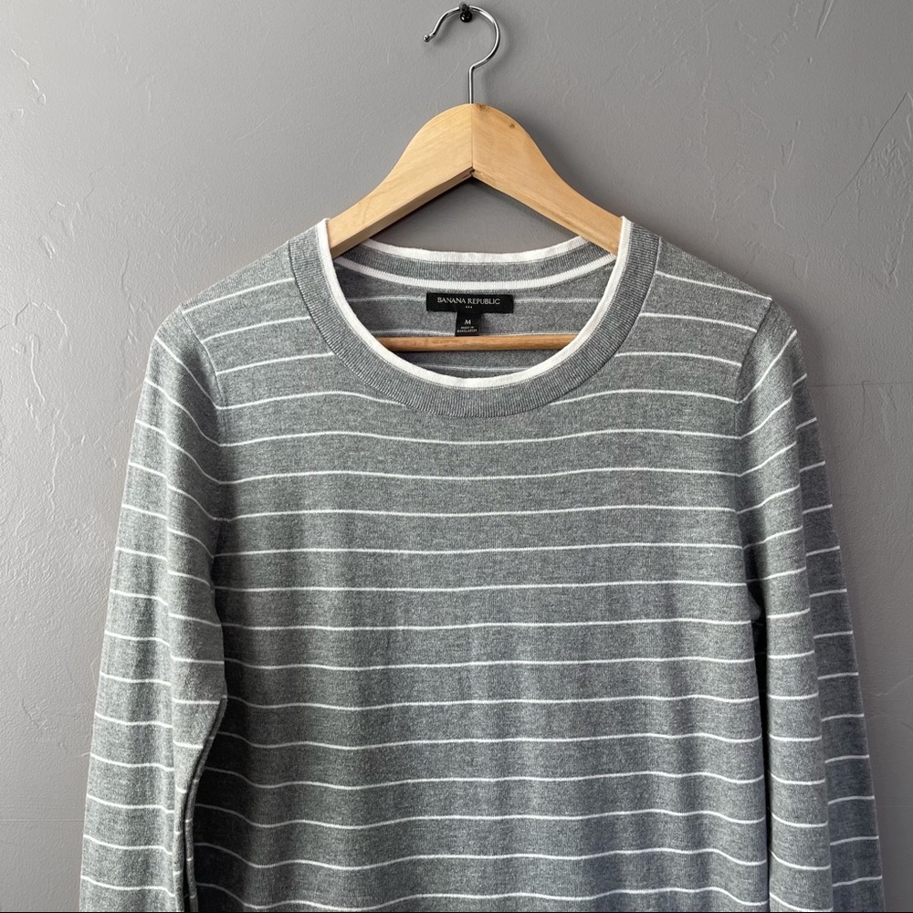 Banana Republic Gray Striped Crew Neck pullover Sweater